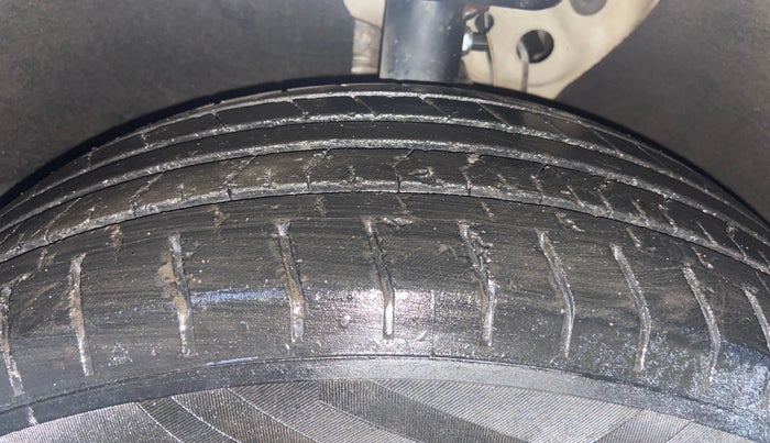 2013 Skoda Laura AMBIENTE 1.9 TDI MT, Diesel, Manual, 1,12,025 km, Left Front Tyre Tread