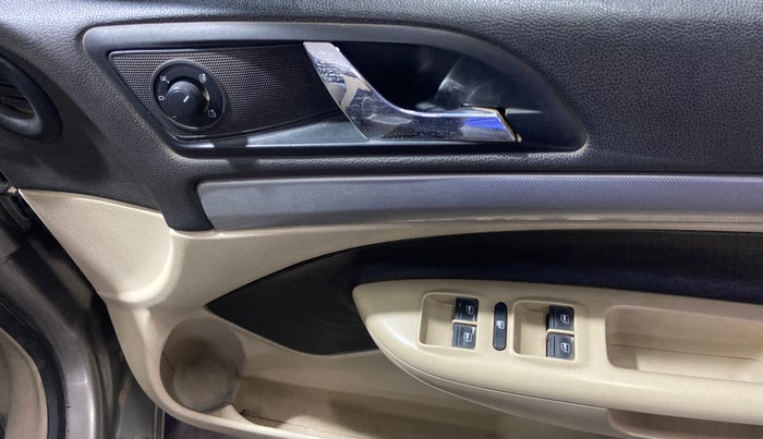 2013 Skoda Laura AMBIENTE 1.9 TDI MT, Diesel, Manual, 1,12,025 km, Driver Side Door Panels Control