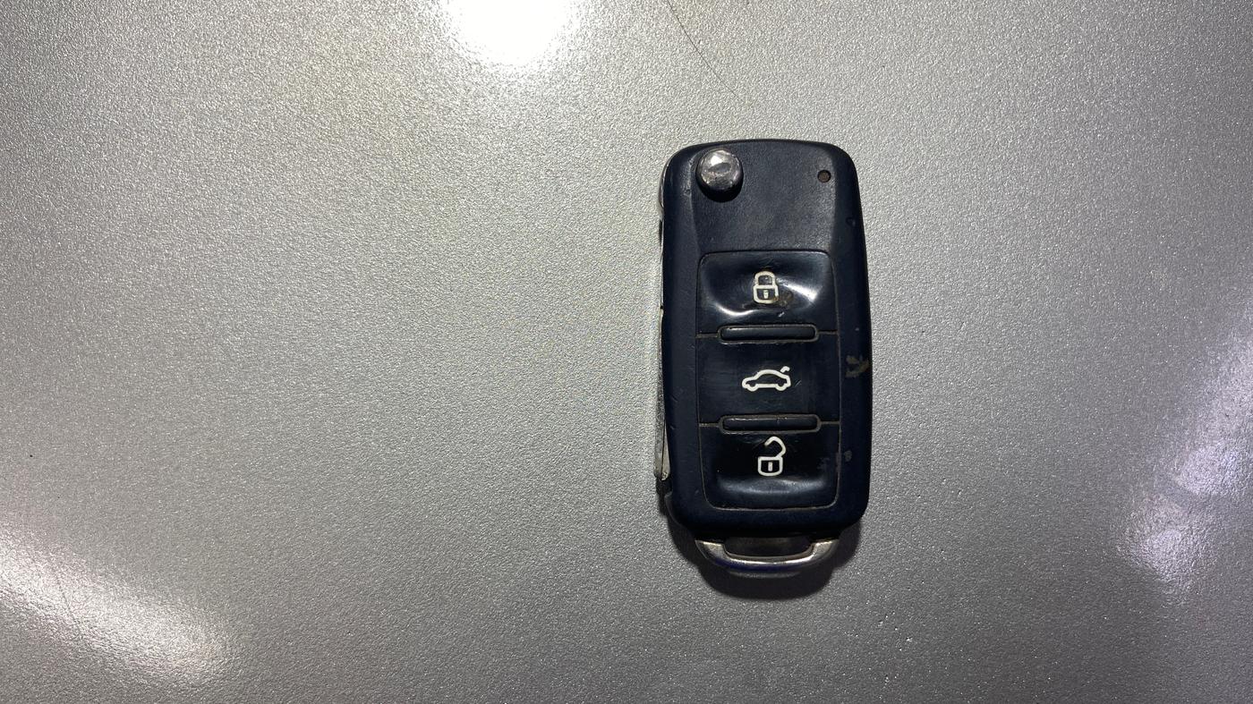 2013 Skoda Laura AMBIENTE 1.9 TDI MT, Diesel, Manual, 1,12,071 km, Key Close Up