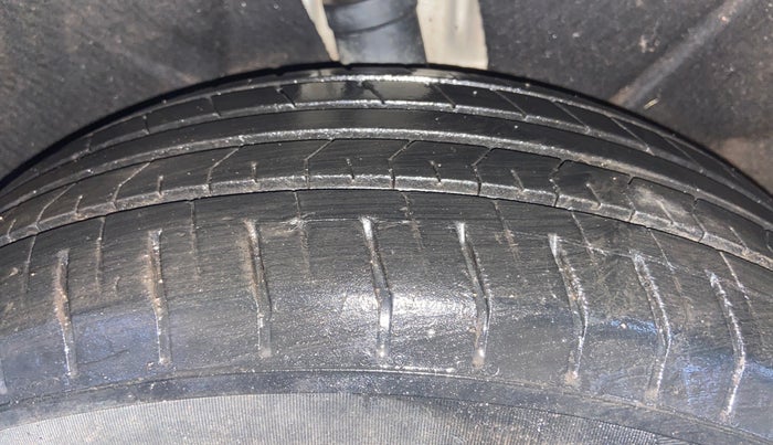 2013 Skoda Laura AMBIENTE 1.9 TDI MT, Diesel, Manual, 1,12,025 km, Left Rear Tyre Tread