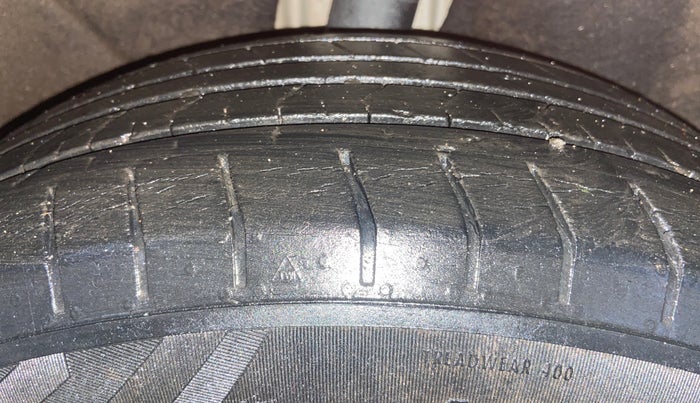 2013 Skoda Laura AMBIENTE 1.9 TDI MT, Diesel, Manual, 1,12,025 km, Right Rear Tyre Tread