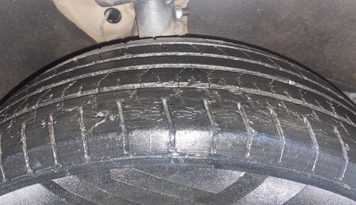 2013 Skoda Laura AMBIENTE 1.9 TDI MT, Diesel, Manual, 1,12,025 km, Right Front Tyre Tread