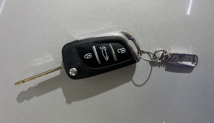 2016 Hyundai Xcent SX 1.2, CNG, Manual, 1,04,735 km, Key Close Up