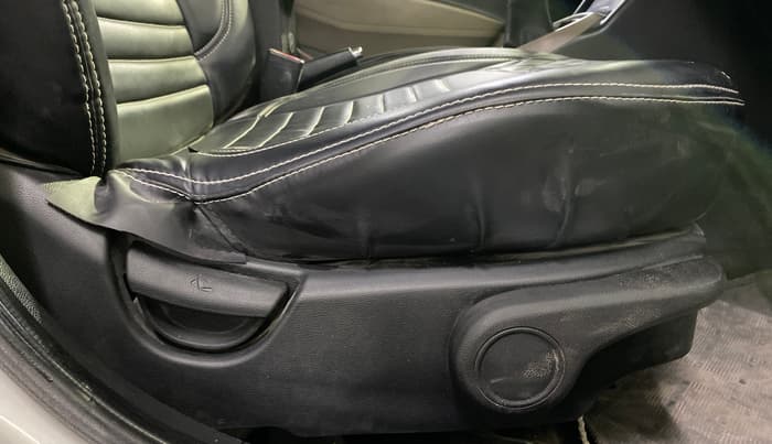 2016 Hyundai Xcent SX 1.2, CNG, Manual, 1,04,735 km, Driver Side Adjustment Panel