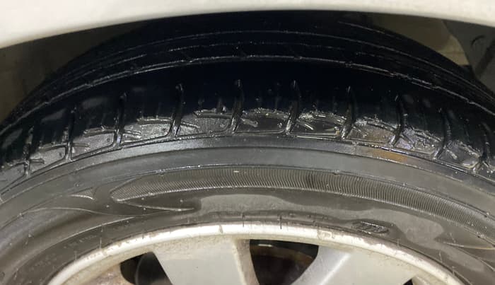 2016 Hyundai Xcent SX 1.2, CNG, Manual, 1,04,735 km, Right Front Tyre Tread
