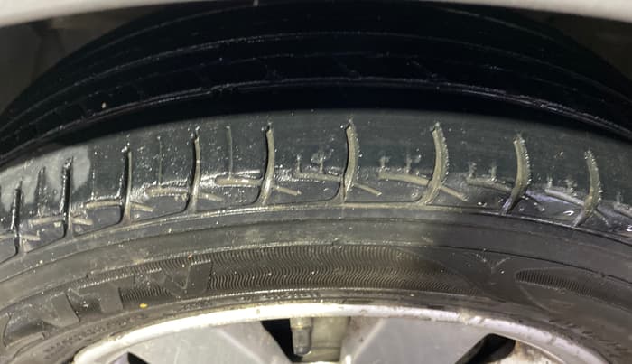 2016 Hyundai Xcent SX 1.2, CNG, Manual, 1,04,735 km, Left Front Tyre Tread