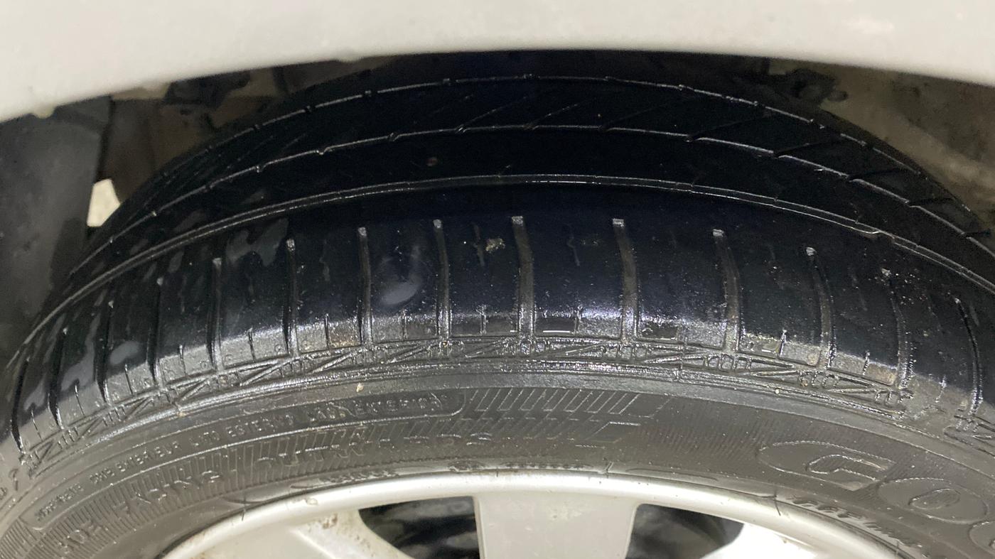 2016 Hyundai Xcent SX 1.2, CNG, Manual, 1,04,735 km, Right Rear Tyre Tread