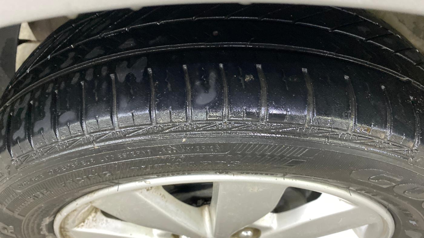 2016 Hyundai Xcent SX 1.2, CNG, Manual, 1,04,735 km, Left Rear Tyre Tread