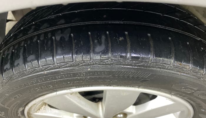 2016 Hyundai Xcent SX 1.2, CNG, Manual, 1,04,735 km, Left Rear Tyre Tread