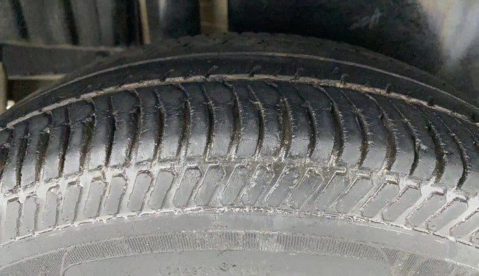 2011 Maruti Swift LXI D, Petrol, Manual, 59,419 km, Right Rear Tyre Tread