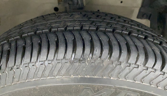 2011 Maruti Swift LXI D, Petrol, Manual, 59,419 km, Right Front Tyre Tread
