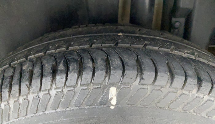 2011 Maruti Swift LXI D, Petrol, Manual, 59,419 km, Left Rear Tyre Tread