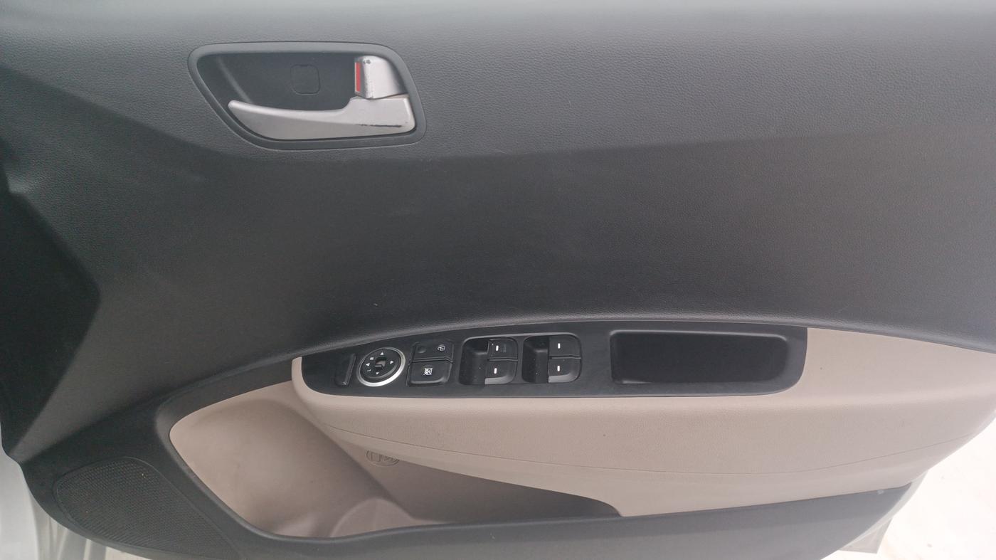 2014 Hyundai Xcent S 1.1 CRDI, Diesel, Manual, 1,03,045 km, Driver Side Door Panels Control