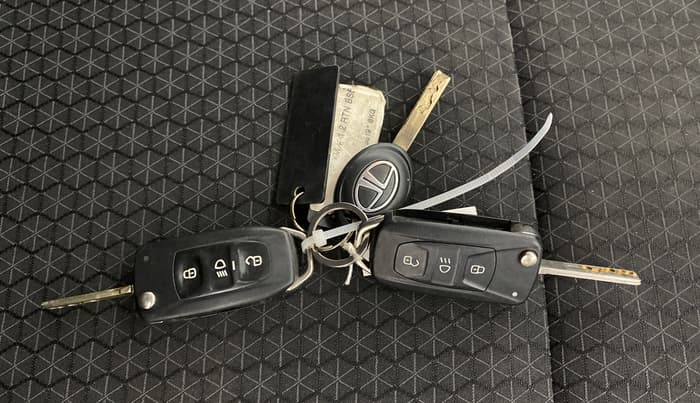 2021 Tata ALTROZ XM PLUS PETROL, Petrol, Manual, 34,212 km, Key Close Up