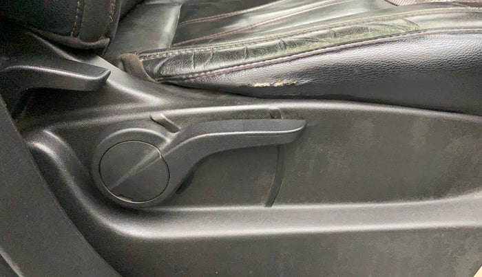 2015 Mahindra XUV500 W8, Diesel, Manual, 97,661 km, Driver Side Adjustment Panel
