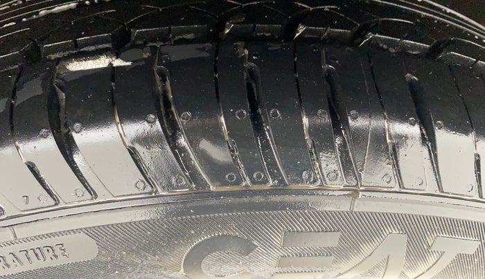 2014 Honda Amaze 1.2L I-VTEC S, Petrol, Manual, 1,08,337 km, Left Rear Tyre Tread