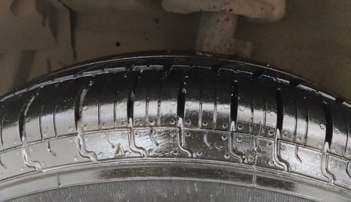 2015 Maruti Swift VXI, Petrol, Manual, 48,924 km, Left Front Tyre Tread