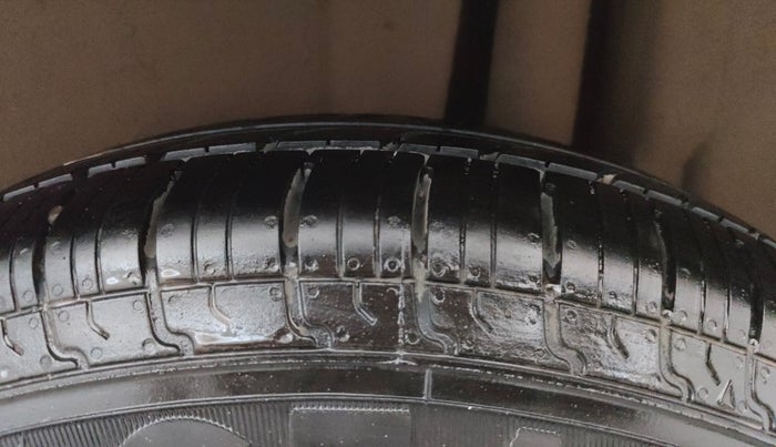 2015 Maruti Swift VXI, Petrol, Manual, 48,924 km, Left Rear Tyre Tread