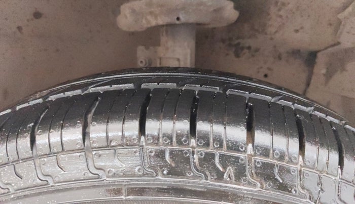 2015 Maruti Swift VXI, Petrol, Manual, 48,924 km, Right Front Tyre Tread