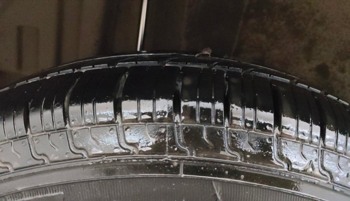 2015 Maruti Swift VXI, Petrol, Manual, 48,924 km, Right Rear Tyre Tread