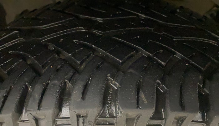 2014 Renault Duster 110 PS RXL DIESEL, Diesel, Manual, 90,221 km, Right Front Tyre Tread