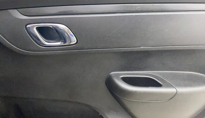 2018 Renault Kwid RXT 1.0 AMT, Petrol, Automatic, 22,451 km, Driver Side Door Panels Control