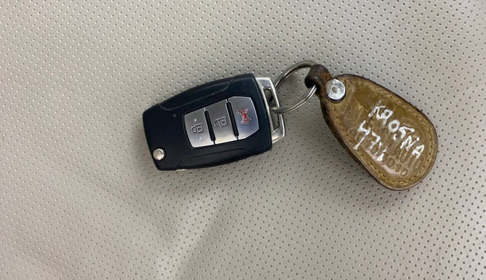 2020 Mahindra XUV300 W8 1.2 PETROL, Petrol, Manual, 96,104 km, Key Close Up