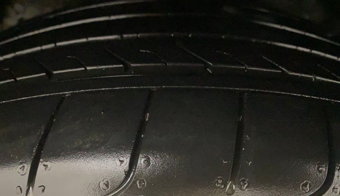 2020 Mahindra XUV300 W8 1.2 PETROL, Petrol, Manual, 96,104 km, Left Front Tyre Tread