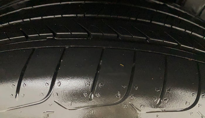 2020 Mahindra XUV300 W8 1.2 PETROL, Petrol, Manual, 96,104 km, Left Rear Tyre Tread