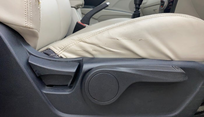 2020 Mahindra XUV300 W8 1.2 PETROL, Petrol, Manual, 96,104 km, Driver Side Adjustment Panel