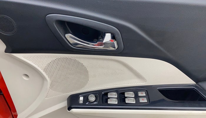 2020 Mahindra XUV300 W8 1.2 PETROL, Petrol, Manual, 96,104 km, Driver Side Door Panels Control