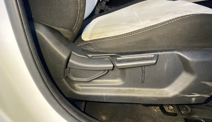 2024 Hyundai VENUE SX 1.5 CRDI, Diesel, Manual, 17,740 km, Driver Side Adjustment Panel
