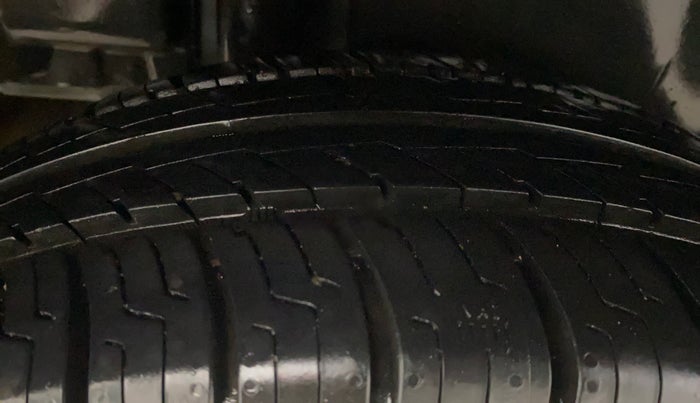 2017 Maruti Ciaz SIGMA 1.4 MT PETROL, Petrol, Manual, 1,01,141 km, Right Rear Tyre Tread