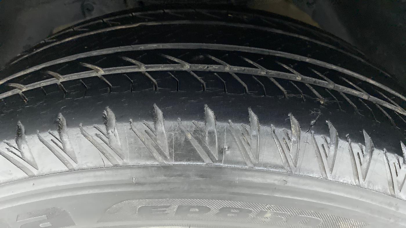 2019 Mahindra XUV500 W11 (O), Diesel, Manual, 29,847 km, Left Front Tyre Tread