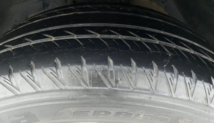2019 Mahindra XUV500 W11 (O), Diesel, Manual, 29,847 km, Left Front Tyre Tread