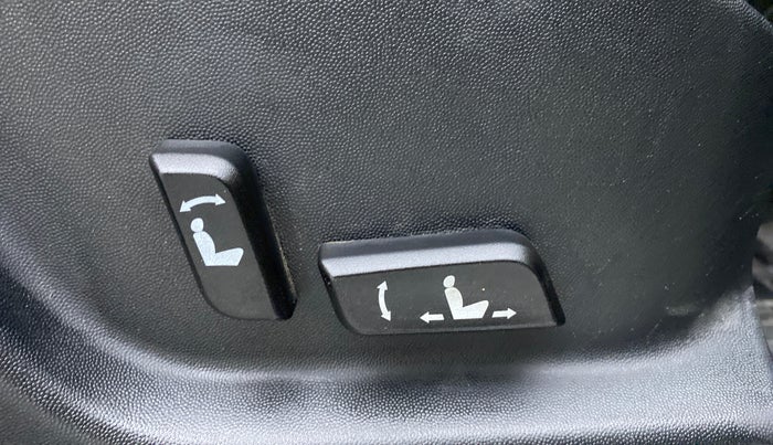 2019 Mahindra XUV500 W11 (O), Diesel, Manual, 29,847 km, Driver Side Adjustment Panel