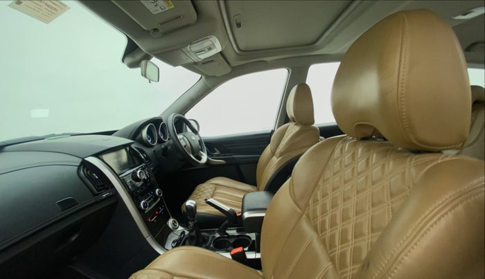 2019 Mahindra XUV500 W11 (O), Diesel, Manual, 29,847 km, Right Side Front Door Cabin