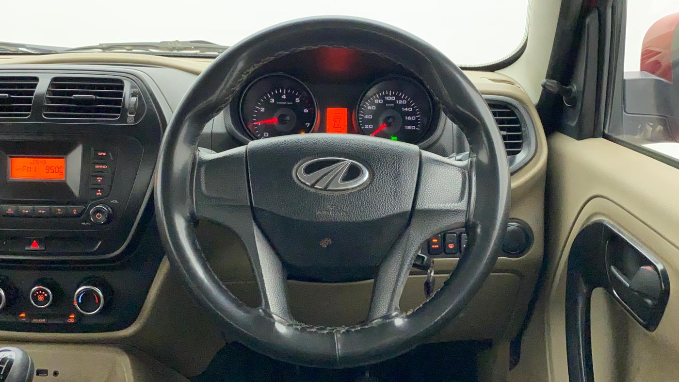 2018 Mahindra TUV300 T6 PLUS, Diesel, Manual, 1,17,841 km, Steering Wheel Close Up