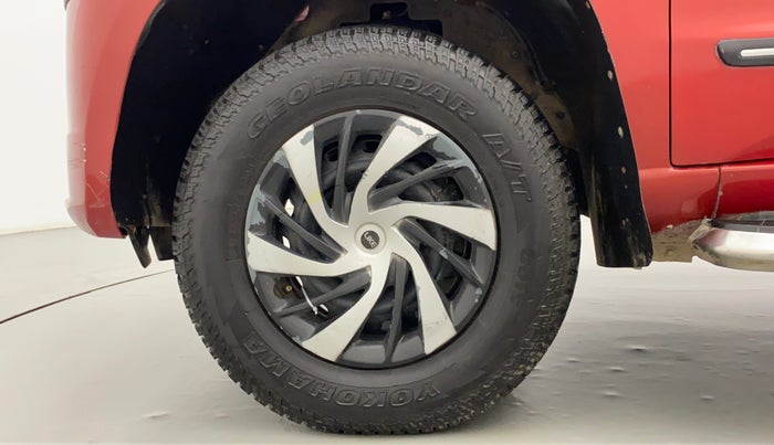 2018 Mahindra TUV300 T6 PLUS, Diesel, Manual, 1,17,841 km, Left Front Wheel