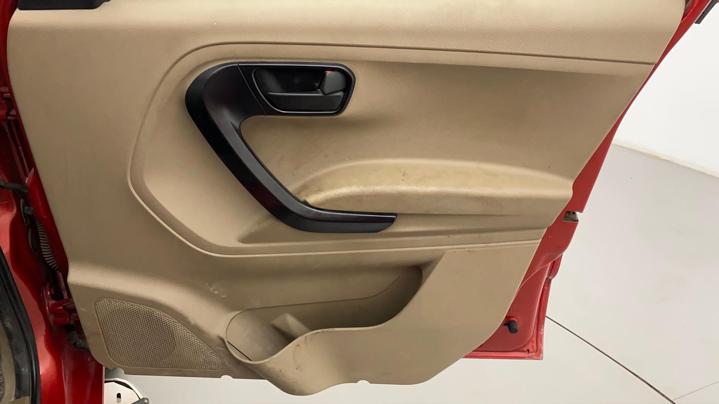 2018 Mahindra TUV300 T6 PLUS, Diesel, Manual, 1,17,841 km, Driver Side Door Panels Control