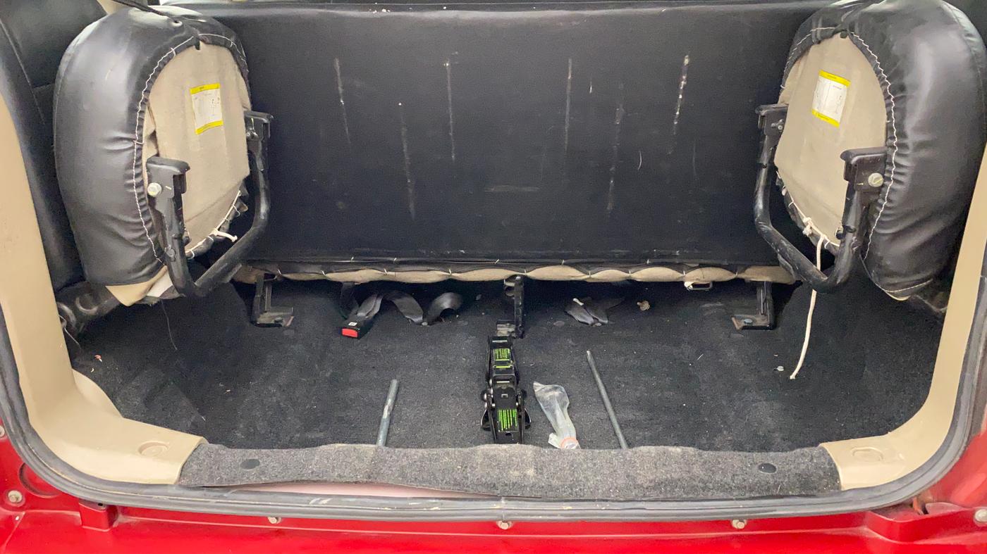 2018 Mahindra TUV300 T6 PLUS, Diesel, Manual, 1,17,841 km, Boot Inside