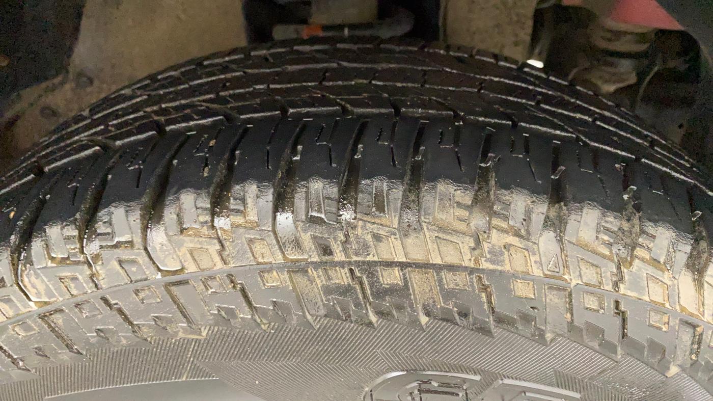 2018 Mahindra TUV300 T6 PLUS, Diesel, Manual, 1,17,841 km, Right Front Tyre Tread