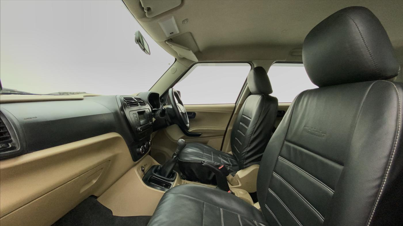 2018 Mahindra TUV300 T6 PLUS, Diesel, Manual, 1,17,841 km, Right Side Front Door Cabin