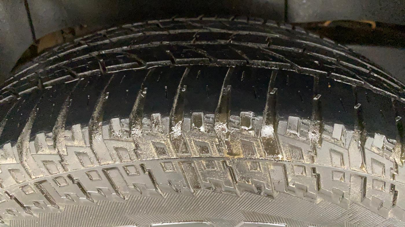 2018 Mahindra TUV300 T6 PLUS, Diesel, Manual, 1,17,841 km, Right Rear Tyre Tread