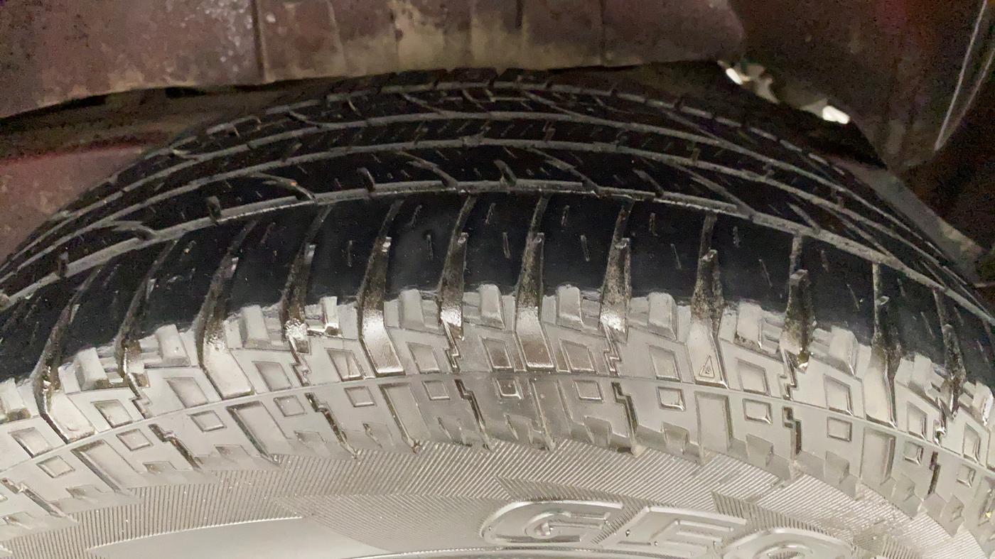 2018 Mahindra TUV300 T6 PLUS, Diesel, Manual, 1,17,841 km, Left Rear Tyre Tread