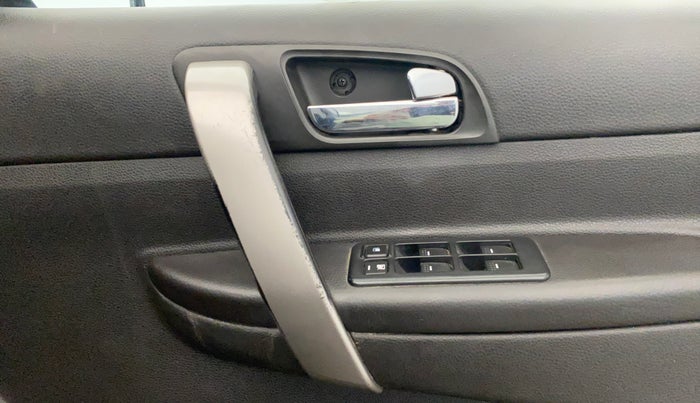 2018 Tata Safari Storme 2.2 EX 4X2, Diesel, Manual, 1,47,555 km, Driver Side Door Panels Control