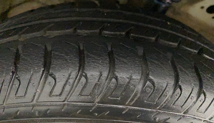 2016 Maruti Wagon R 1.0 VXI AMT, Petrol, Automatic, 36,229 km, Right Rear Tyre Tread