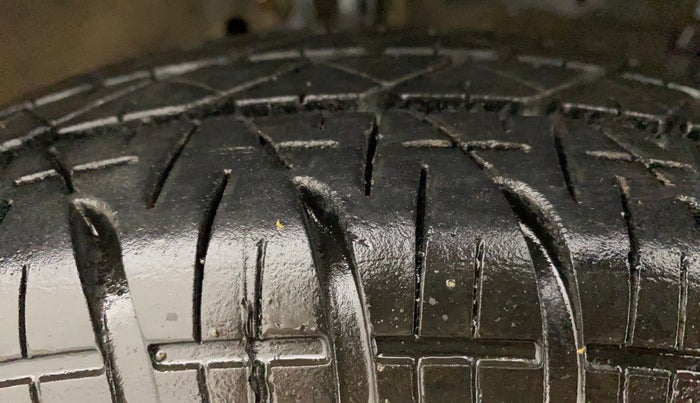2014 Maruti Swift VXI, Petrol, Manual, 71,034 km, Right Front Tyre Tread