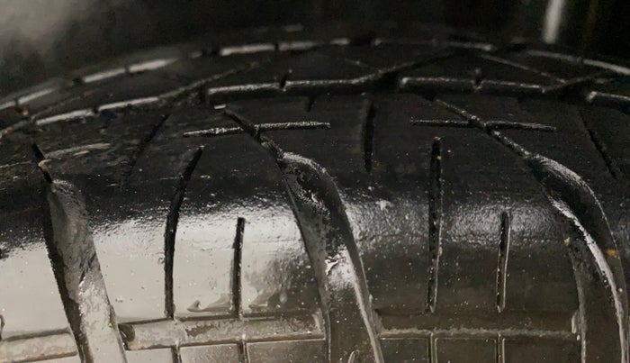 2014 Maruti Swift VXI, Petrol, Manual, 71,034 km, Left Rear Tyre Tread