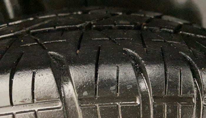 2014 Maruti Swift VXI, Petrol, Manual, 71,034 km, Right Rear Tyre Tread